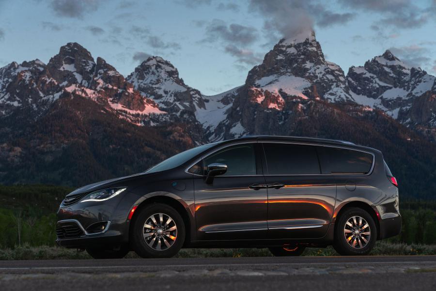  Chrysler Pacifica Hybrid Limited (RU) 2016 года  (фото 39 из 40)